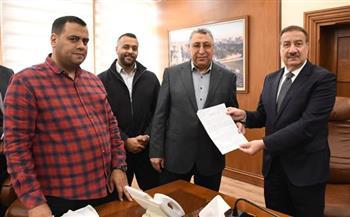 محافظ بورسعيد يوقع عقود تمليك أراضي لـ4 مصانع دعمًا للصناعة ببورسعيد  