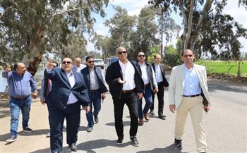 محافظ كفرالشيخ يتفقد النقاط الخطرة بعدد من طرق المحافظة.. ويوجه بتطبيق حلول عاجلة لمعالجتها للحد من الحوادث 