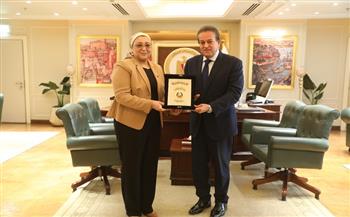 وزير الصحة يكرم  رئيس الإدارة المركزية للمعامل لبلوغها السن القانونية للمعاش