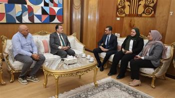 رئيس جامعة قنا يبحث سبل تعزيز التعاون المشترك مع البنك الأهلي المصري