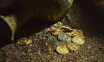 بالصدفة.. طفل يعثر على كنز ملكي عمره 1000 عام