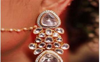 وداعا للقلائد التقليدية.. الأقراط الكبيرة نجمة إطلالات العرائس 