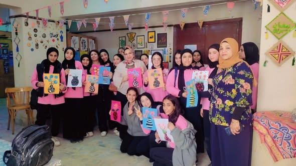 لوحات زهور بأسلوب البوب آرت في ورشة فنية بقصر ثقافة المنيا احتفالًا بأعياد الربيع