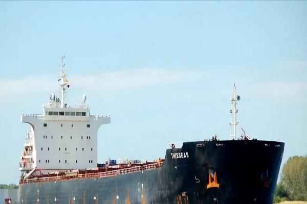 ميناء الدخيلة يستقبل سفينة كبرى في مجال نقل الصب الجاف 