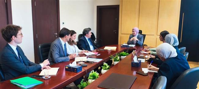 نائبة وزير الخارجية تبحث مع وفد من وزارة الخزانة الفرنسية تعزيز التعاون الإنمائي بين البلدين