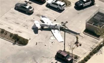 طائرة أمريكية تتحطّم داخل موقف سيارات وتغرق المنطقة في الظلام 