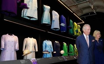 الملك تشارلز يٌحيي مئوية والدته إليزابيث بزيارة لمعرض ملابسها