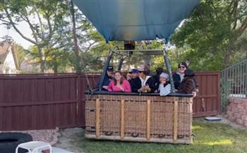 لن تصدق.. هبوط اضطراري لمنطاد وركابه في ساحة منزل 