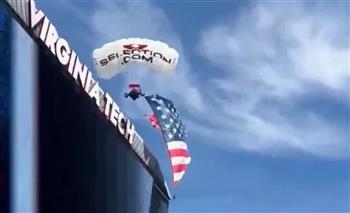 فيديو.. مظلي يهبط بشكل خاطئ فوق شاشة عملاقة