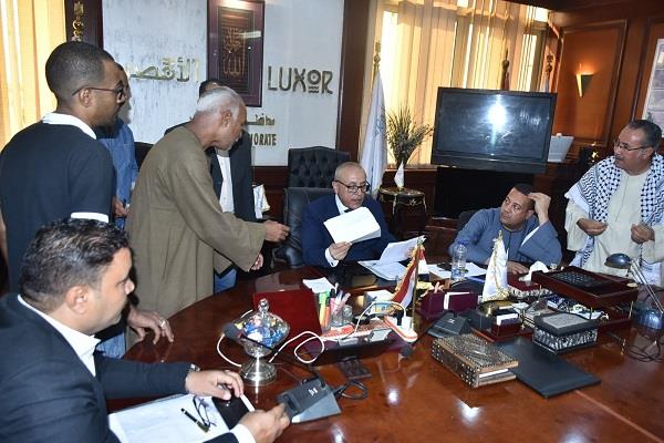 محافظ الأقصر يلتقي أهالي قرنة مرعي لبحث مطالبهم واحتياجاتهم 