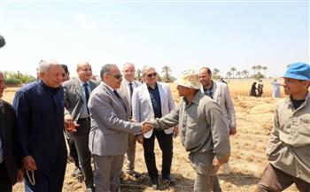  محافظ الشرقيه يشهد اعمال موسم حصاد القمح بأحد الحقول الزراعية بابو سمران