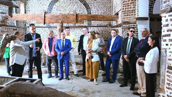 محافظ البحيرة ووفد الاتحاد الأوروبي في جولة سياحية بالمساجد الأثرية والمنازل التراثية برشيد 