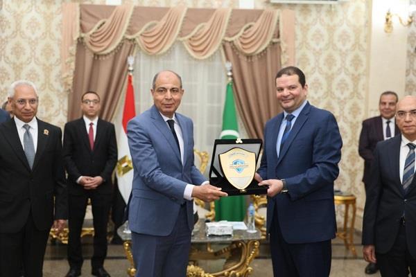 مستشفيات المنيا الجامعية توقع اتفاق الانضمام إلى منظومة التأمين الصحي الشامل 