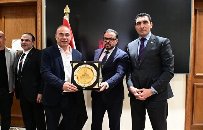 محمد مجاهد رئيس لجنة الشباب والرياضة يكرم التوأم حسن بمجلس النواب| صور 