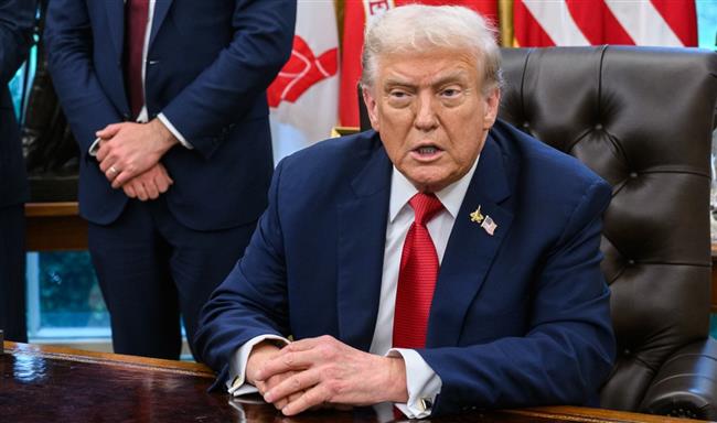 ترامب: إيران تنهار ماليًا وتريد إعادة فتح مضيق هرمز فورًا