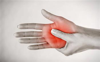 انتبه.. نقص هذا الفيتامين وراء تنميل اليدين