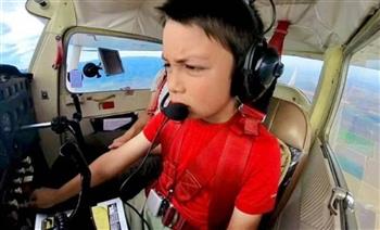 طفل في الثامنة يبرع في الطيران.. يقترب من التحليق منفردًا