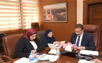 محافظ بورسعيد يلتقي أسر الشهداء والمحاربين القدماء ويستجيب لعدد من الحالات الإنسانية