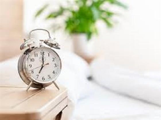 قبل بدء التوقيت الصيفي.. خطوات عملية لضبط الساعة البيولوجية لأفراد أسرتك