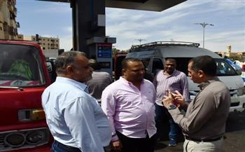 محافظ أسوان يتفقد محطة وقود بطريق السادات ويشدد على الإلتزام بالضوابط الخاصة بتنظيم حركة التزود بالوقود 