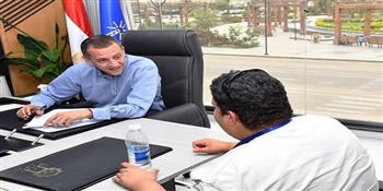 محافظ أسوان يواصل لقاءاته الجماهيرية مع 38 مواطن ومواطنة.. ويوجه المسئولين بتلبية مطالبهم