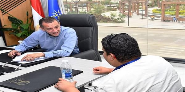 محافظ أسوان يواصل لقاءاته الجماهيرية مع 38 مواطن ومواطنة.. ويوجه المسئولين بتلبية مطالبهم 