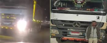 ضبط سائقًا للسير عكس الاتجاه بسيارة منتهية التراخيص في التجمع الخامس