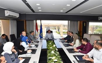 محافظ أسوان يوجه بإعداد خطة لتعزيز مشاركة الشباب في الدورة الرابعة للمبادرة المشروعات الخضراء الذكية