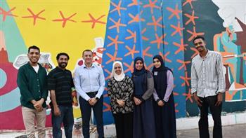 المهندس عمرو لاشين يشيد بمبادرة فنانى أسوان التشكيليين أثناء تنفيذ الجدارية الفنية بسور جراج المقاولون العرب 