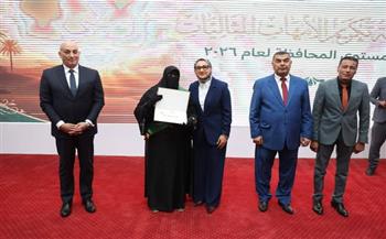 محافظ الوادي الجديد تُهدي 18 رحلة عمرة للأمهات المثاليات بالمحافظة