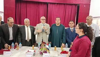 محافظ الأقصر يتفقد متحف العلوم ويكرم 12 طالبة ويشيد بابتكاراتهن