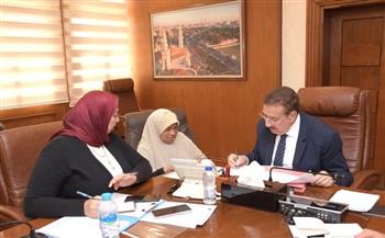 محافظ بورسعيد يلتقي أسر الشهداء والمحاربين القدماء ويستجيب لعدد من الحالات الإنسانية