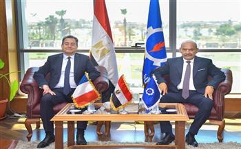 محافظ السويس يبحث مع السفير الفرنسي تعزيز العلاقات الثنائية والتعاون المشترك
