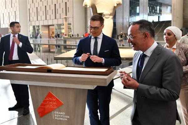 رئيس جمهورية فنلندا يزور المتحف المصري الكبير ومنطقة أهرامات الجيزة 