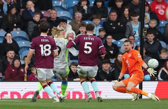 الدوري الإنجليزي.. مانشستر سيتي يهزم بيرنلي ويتصدر جدول الترتيب