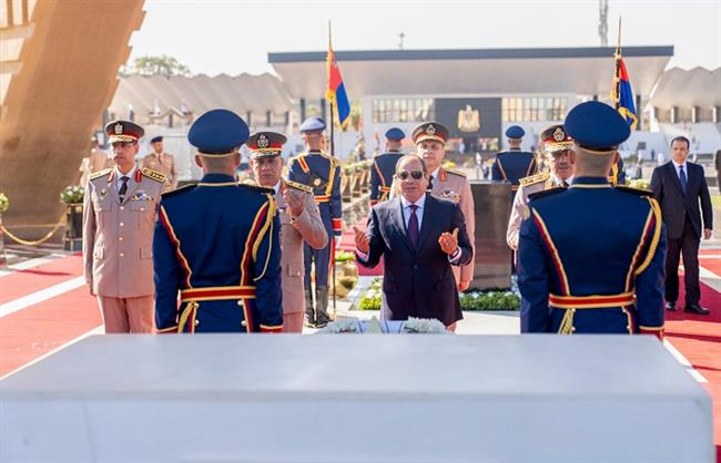 بمناسبة ذكرى تحرير سيناء.. الرئيس السيسي يضع إكليلًا من الزهور على قبر الجندي المجهول 