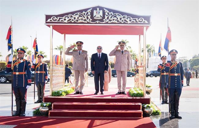 الرئيس السيسي يضع إكليلًا من الزهور على النصب التذكاري لشهداء القوات المسلحة وقبر الرئيس الراحل السادات 