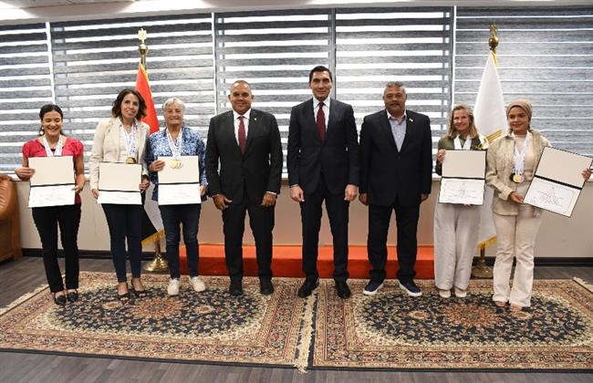 وزير الرياضة يكرم بطلات العالم للأساتذة لسباحة الزعانف  