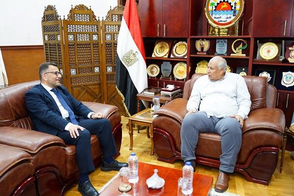 محافظ مطروح يبحث مع «إيفاد» التوسع في مشروعات التنمية الزراعية وحصاد المياه 