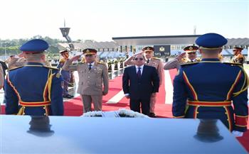 الرئيس السيسي يضع إكليلًا من الزهور على النصب التذكاري لشهداء القوات المسلحة وقبر الرئيس السادات