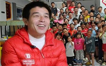 الأب الخارق.. صيني يتبنى 300 طفل يتيم ويصل بهم إلى القمة