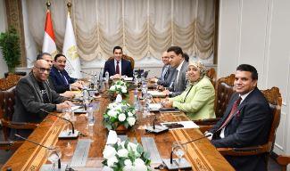 وزير الرياضة يلتقي مسؤولي شركة المقاولون العرب لإدارة المرافق