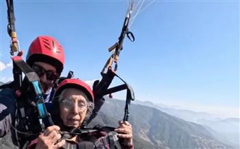 الجدّة المرحة.. هندية تستعرض مهاراتها في الطيران الشراعي بعمر 73 عامًا