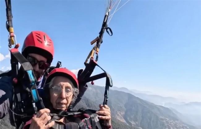 الجدّة المرحة.. هندية تستعرض مهاراتها في الطيران الشراعي بعمر 73 عامًا