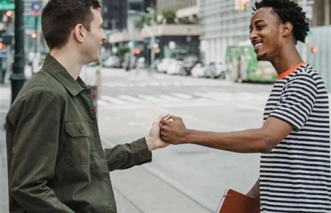 دراسة صادمة: جيل زد يبتعد عن المصافحة ويٌفضّل التواصل على الانترنت