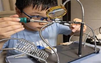 بعد تجارب معقدة.. طفل صيني يٌصمّم محرك طائرة في المنزل