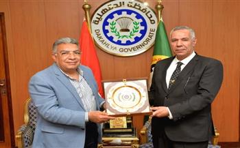 محافظ الدقهلية يكرم رئيس  مدينة السنبلاوين بمناسبة بلوغه سن المعاش