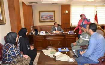 محافظ بورسعيد يستقبل عددًا من المواطنين لبحث مشكلاتهم 