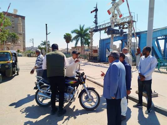 محافظ الدقهلية يضبط أول دراجة نارية "موتوسيكل" بعد قراره بحظر التلوث السمعي 