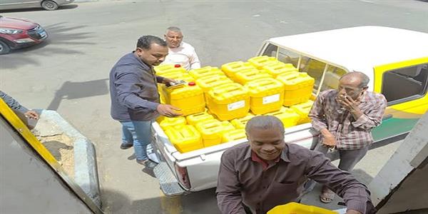 الرقابة التموينية تضبط طن زيوت طعام مجهول المصدر داخل احد السيارات النقل ببندر الأقصر 